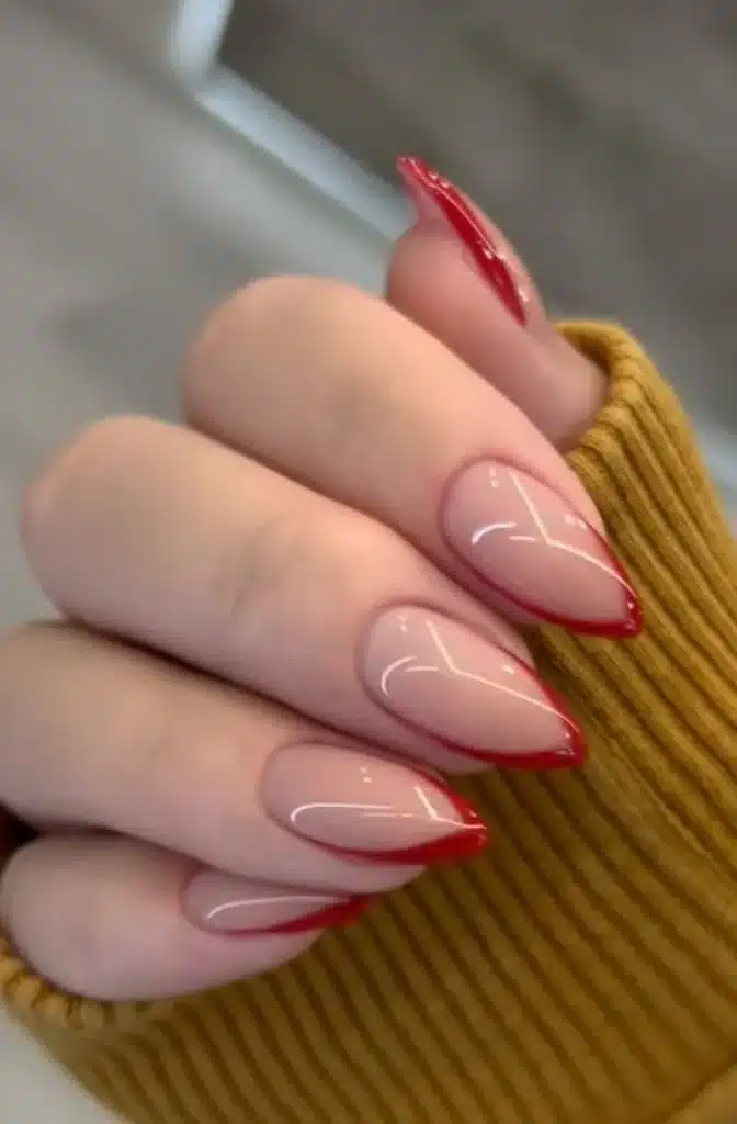 Unhas com francesinha vermelha em formato pontiagudo