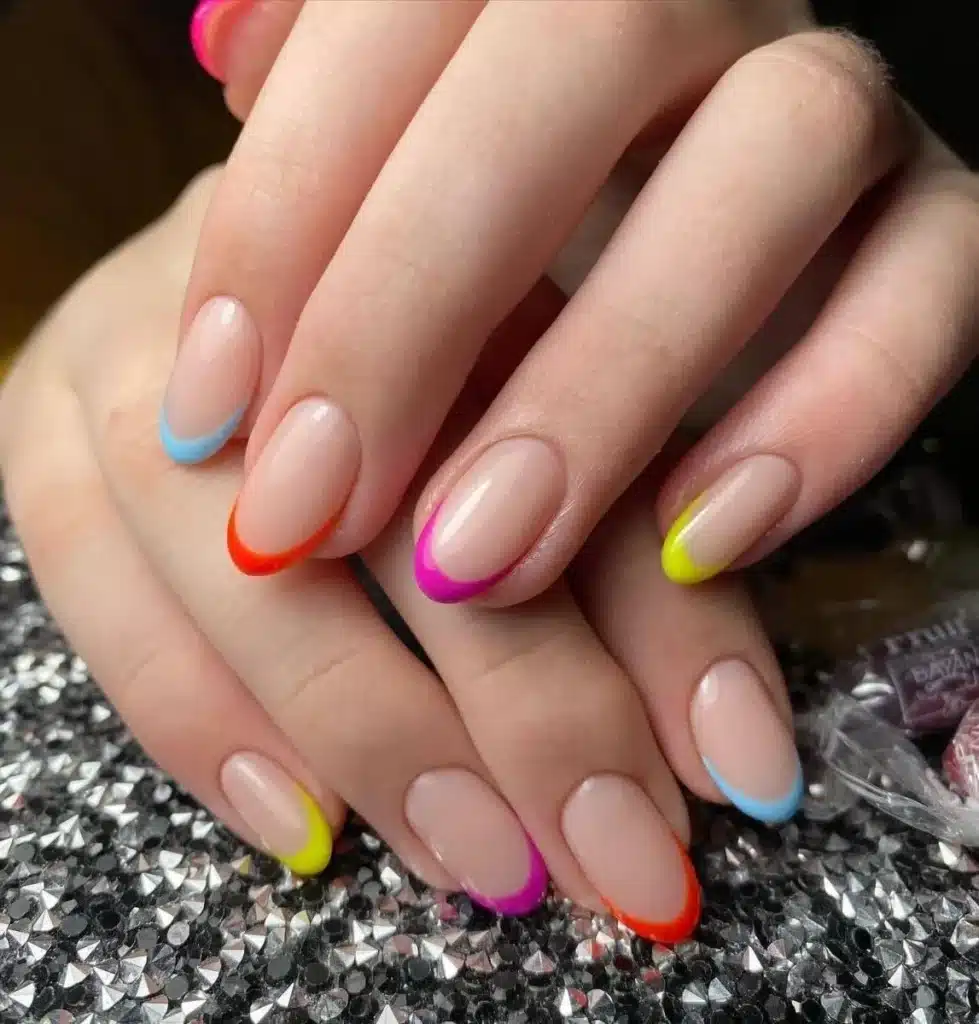 Francesinha arco-íris com ponta colorida em diferentes cores vibrantes.
