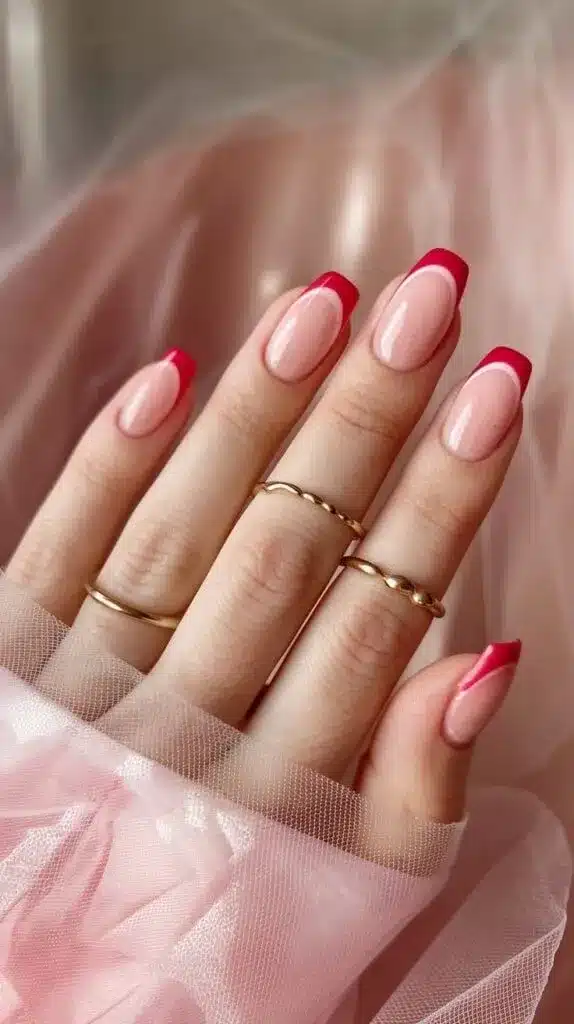 Unhas francesinha dupla com linhas rosas na ponta, criando um design moderno e criativo.