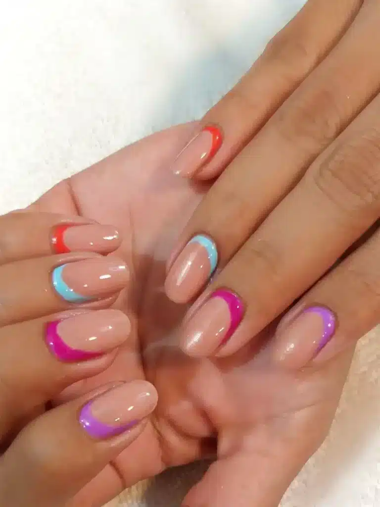 Francesinha invertida com linha colorida na base da unha