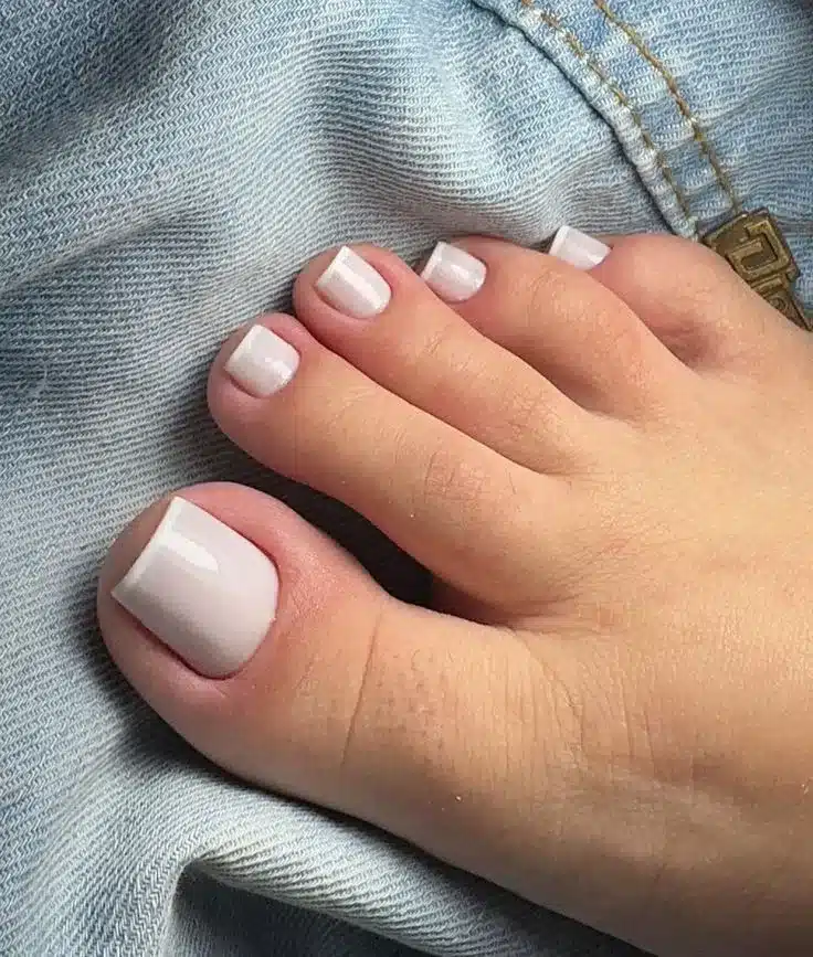 Imagem de unhas dos pés com francesinha, mostrando o efeito delicado.