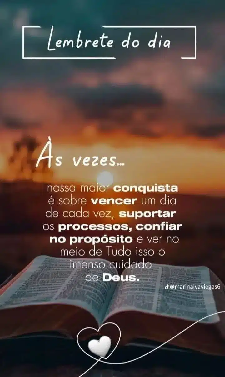 Versículo de fé e gratidão com Bíblia aberta ao fundo, destacando a importância de confiar no propósito e no cuidado de Deus.