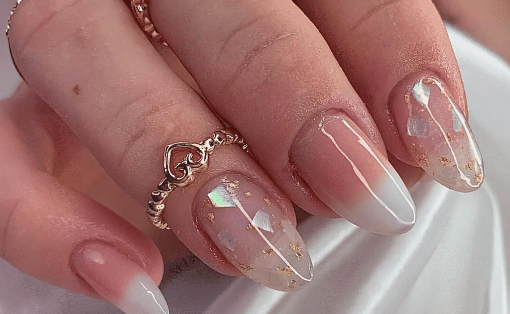 Unhas de gel com acabamento em degradê e detalhes dourados