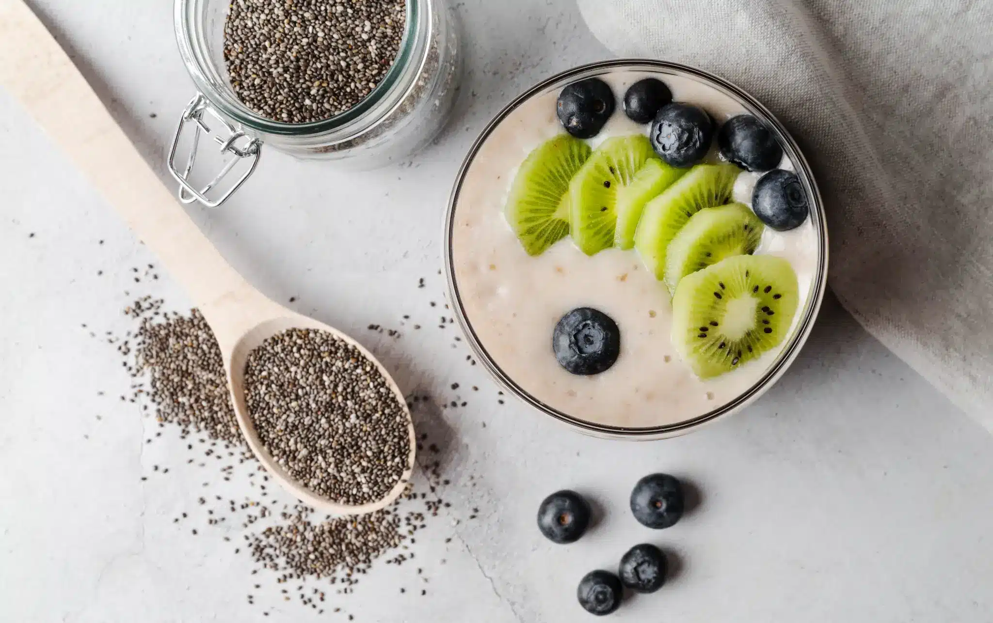 Smoothie com chia, aveia, kiwi e mirtilos: uma opção saudável e saborosa para o café da manhã.