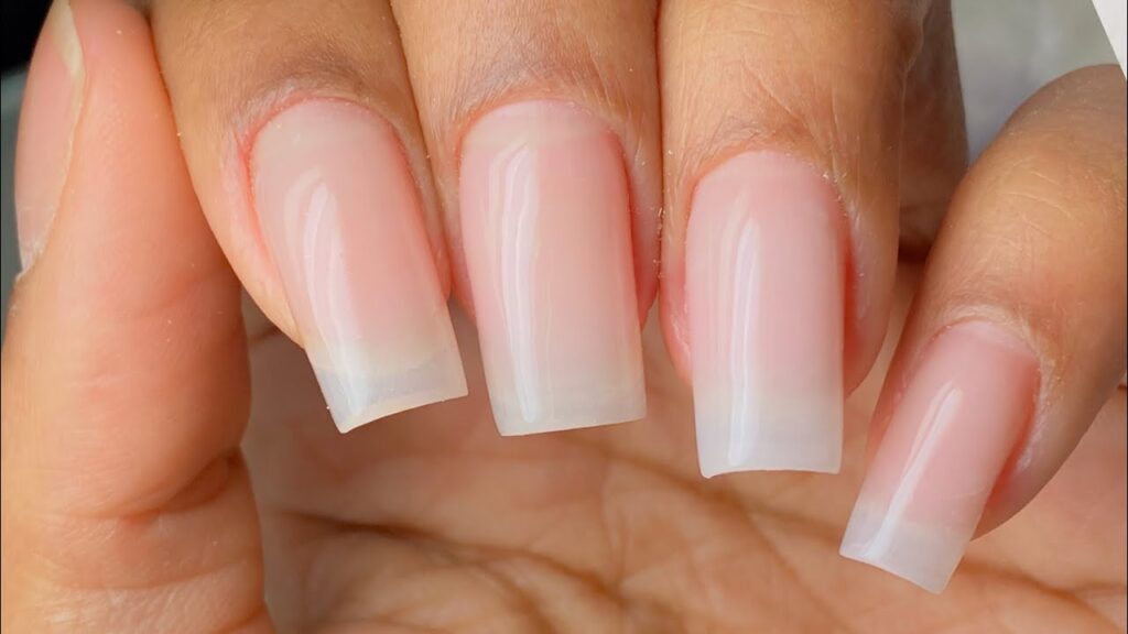 Unhas de acrílico naturais com acabamento transparente e formato quadrado