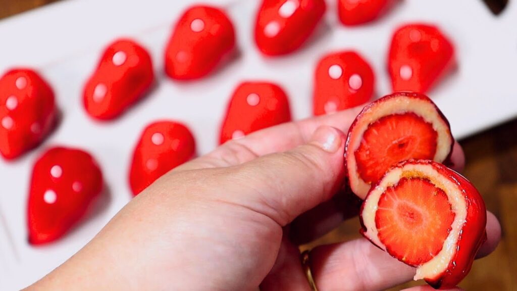 Morango do amor recheado com creme, cortado ao meio