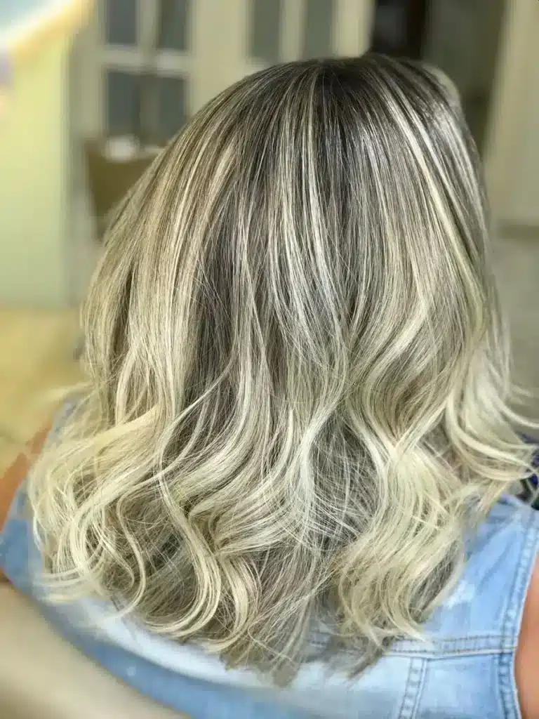 Mechas peroladas em cabelo grisalho com acabamento ondulado