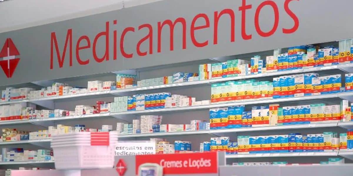 Prateleira de farmácia repleta de medicamentos genéricos e tarjados