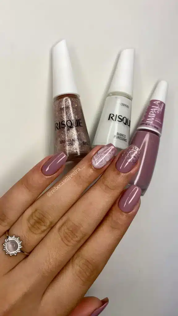 Unhas com efeito rosado, glitter e nail art marmorizada, usando esmaltes Risqué e Impala.