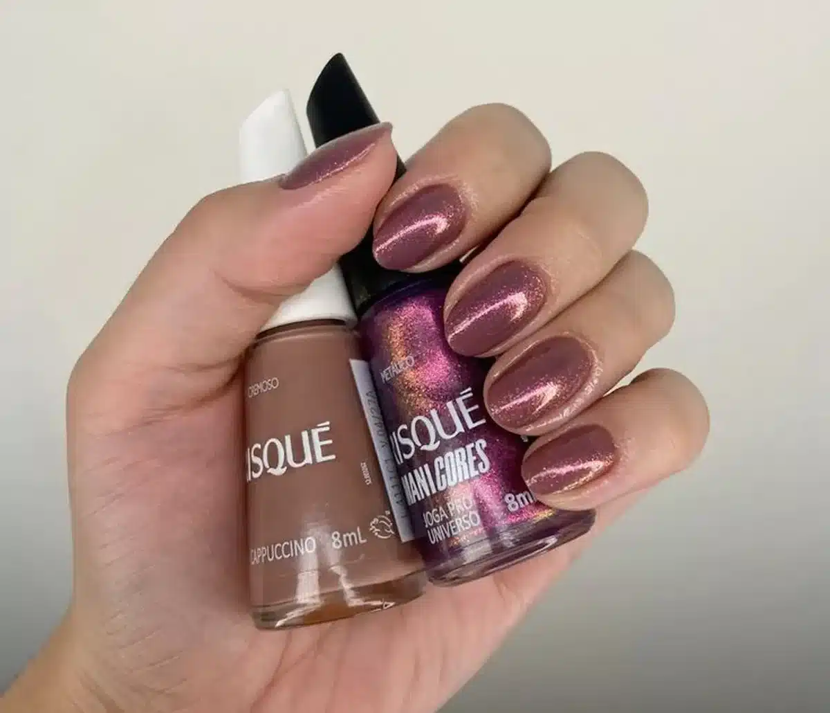 Unhas com esmaltes misturados nas cores Cappuccino e Universo, criando um efeito metálico.