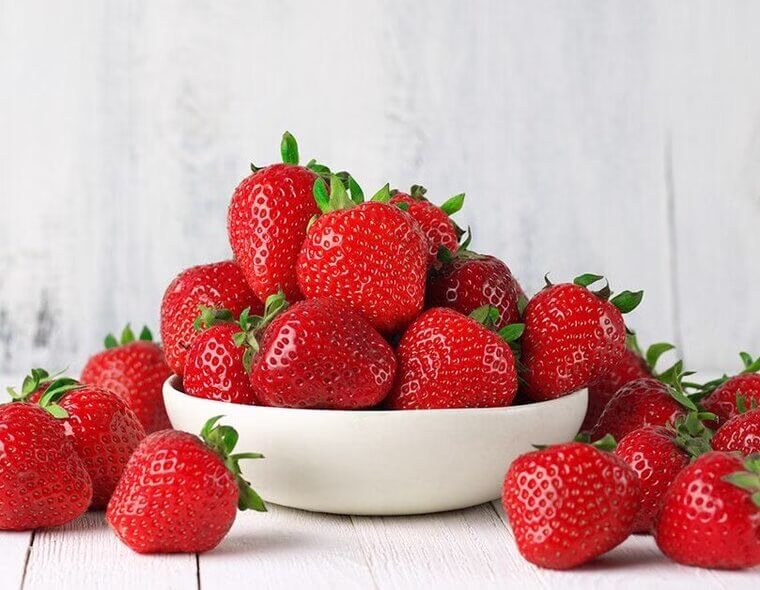 Morango fresco e suculento, ideal para preparar morango do amor com calda brilhante.