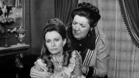 Cena da novela Senhora com Norma Blum e Zilka Salaberry em momento dramático. 