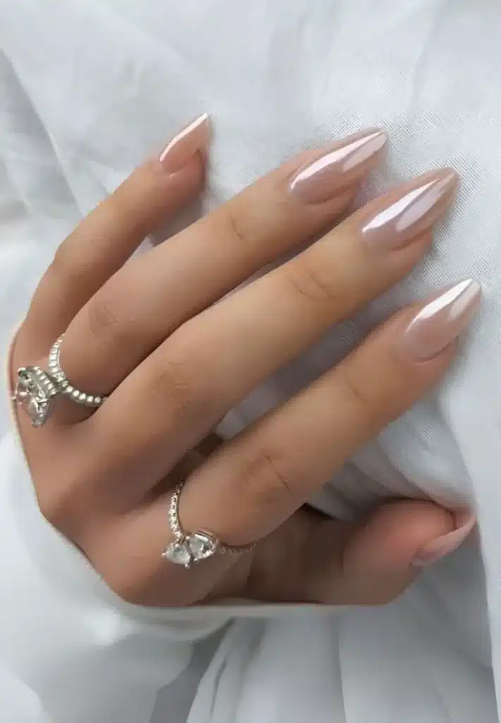 Unhas nude rosado perolado com acabamento elegante e discreto