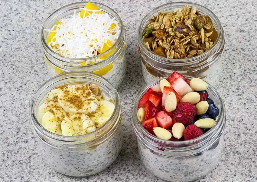 Overnight oats com frutas frescas e toppings em potes de vidro