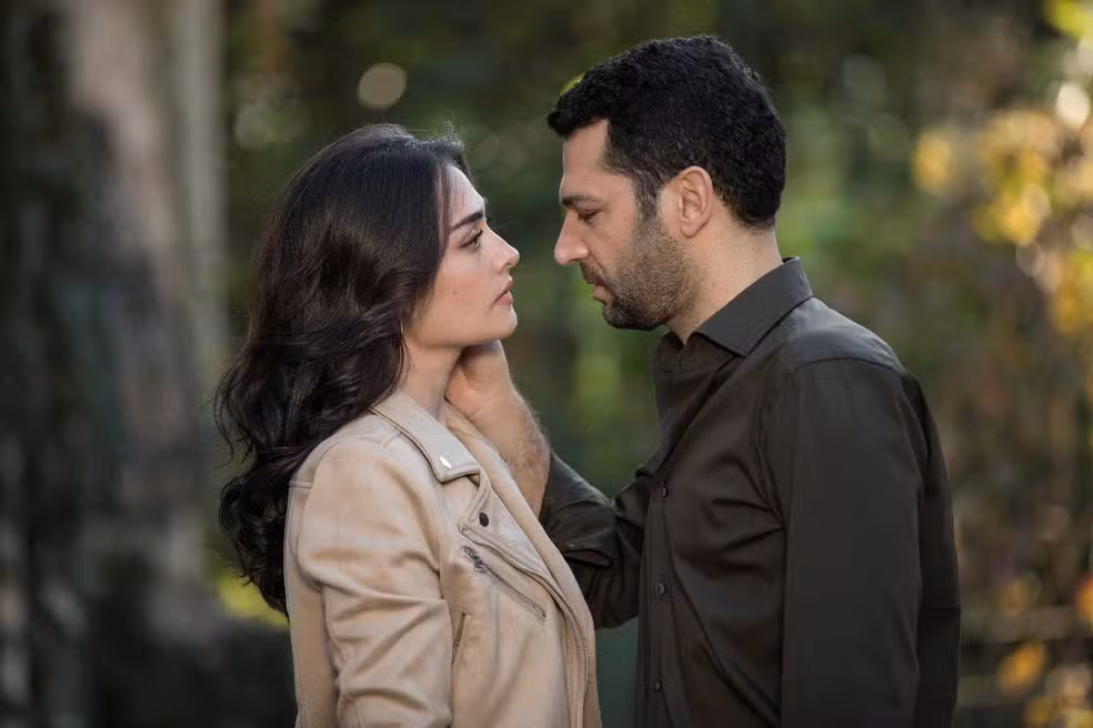Personagens Ramo e Síbel em cena romântica da novela turca exibida no Globoplay