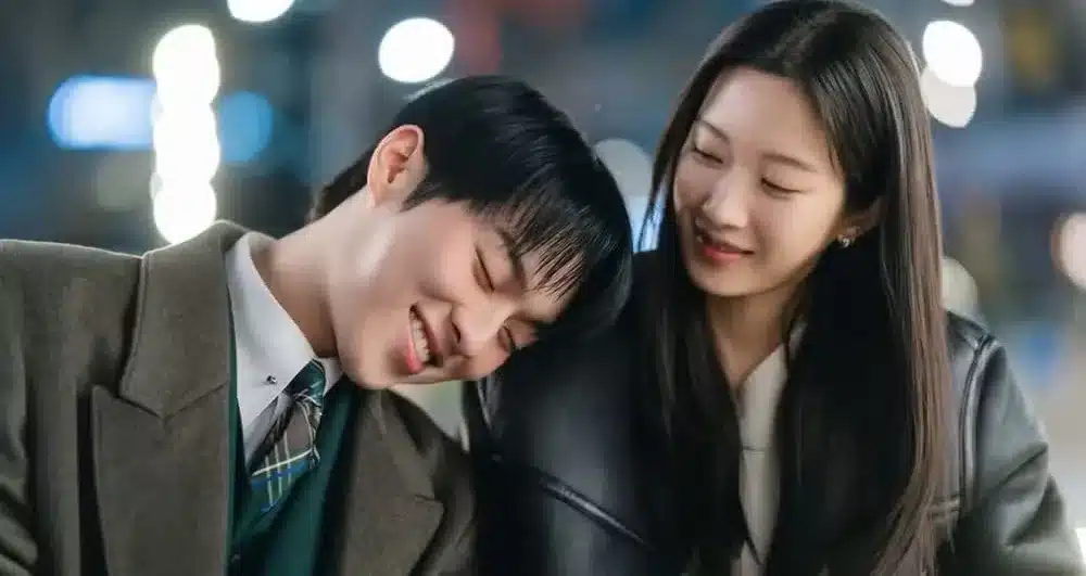 Cena romântica de 'Meu Querido Nêmesis' com Baek Su-jeong e Ban Ju-yeon em um momento carinhoso.