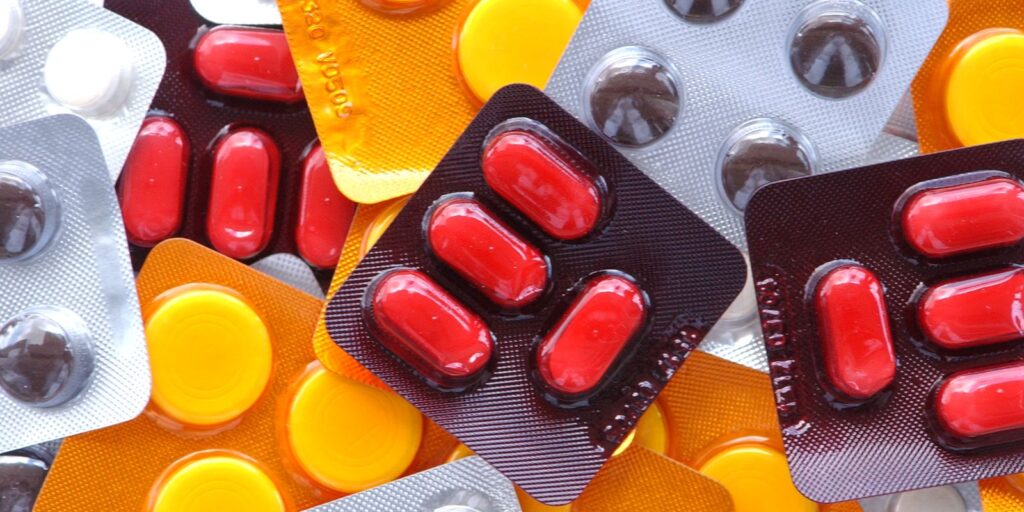 Cartelas de medicamentos em diferentes cores e embalagens