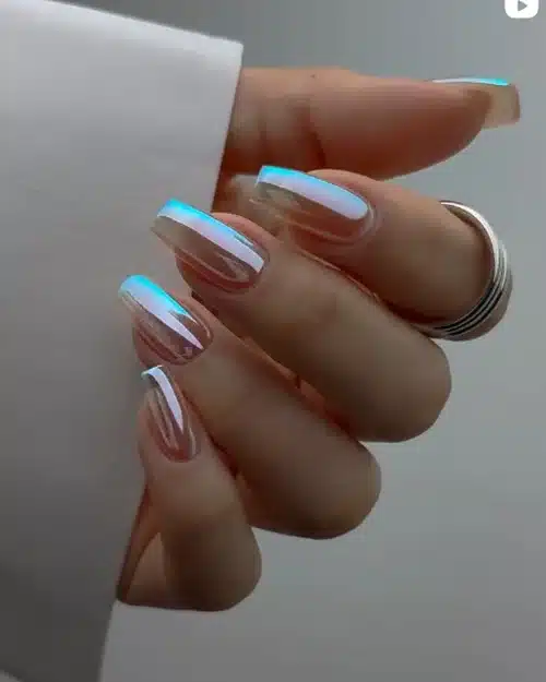 Unhas com efeito espelhado futurista, brilho intenso e acabamento prateado.