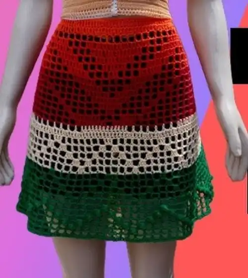 Saia de crochê filé colorida com listras em vermelho, creme e verde