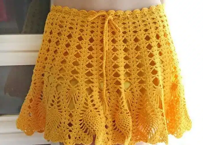 Saia curta amarela com crochê de ponto abacaxi