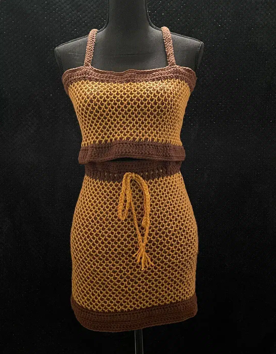 Saia de crochê tunisiano com cores marrom e amarelo