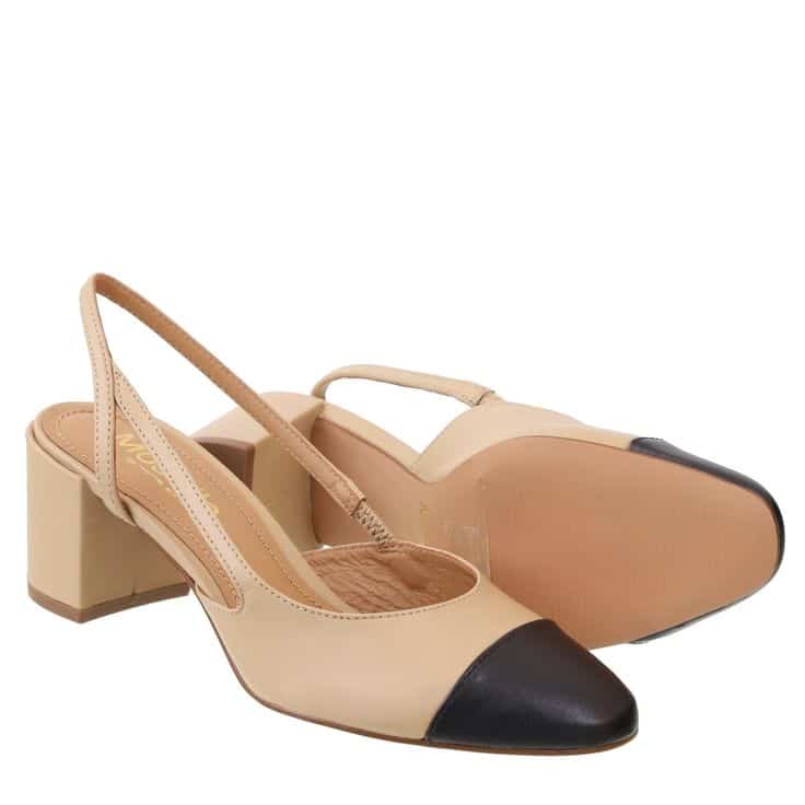 Sapato bicolor com salto médio e tira traseira