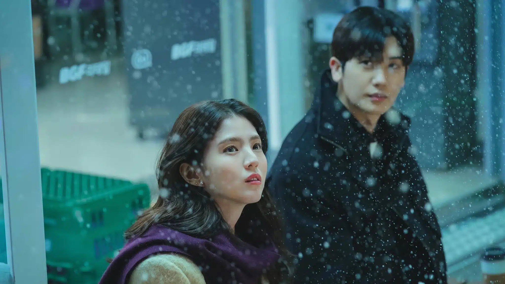 Cena romântica de 'Soundtrack #1' com neve caindo e dois personagens principais