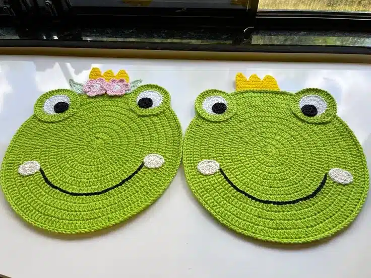 Sousplat infantil de sapo em crochê com coroa, ideal para mesa de crianças