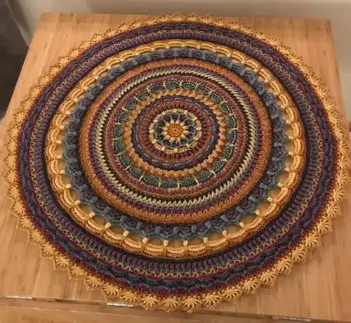 Tapete redondo feito à mão com design de mandala colorida em crochê