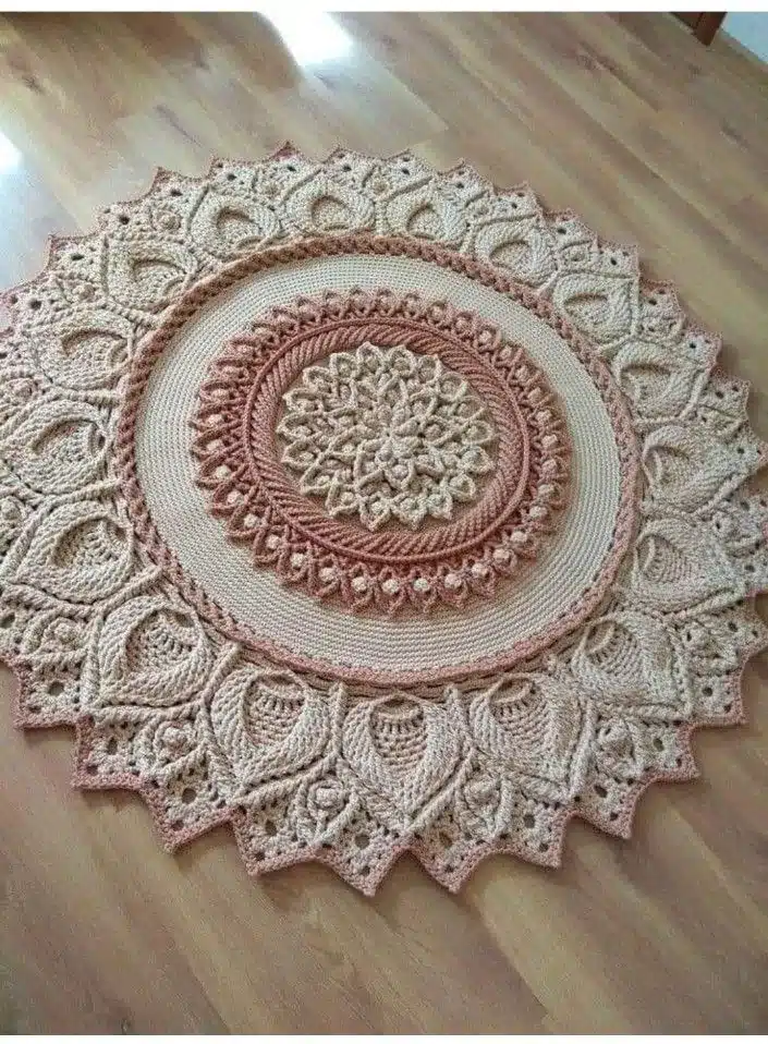Tapete de crochê russo detalhado com várias camadas e pontos, em tons de bege e terracota, ideal para quem busca um desafio criativo.