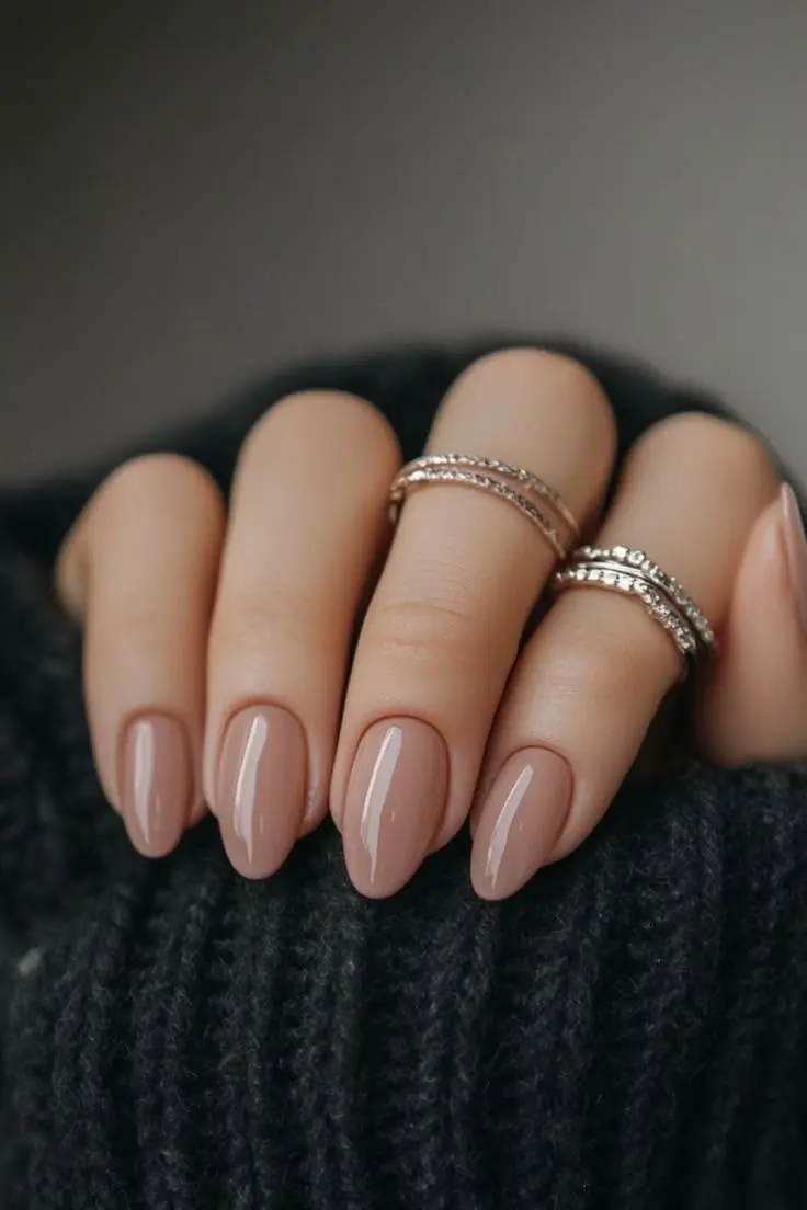Unhas em tons nude para casamento, com acabamento elegante e natural