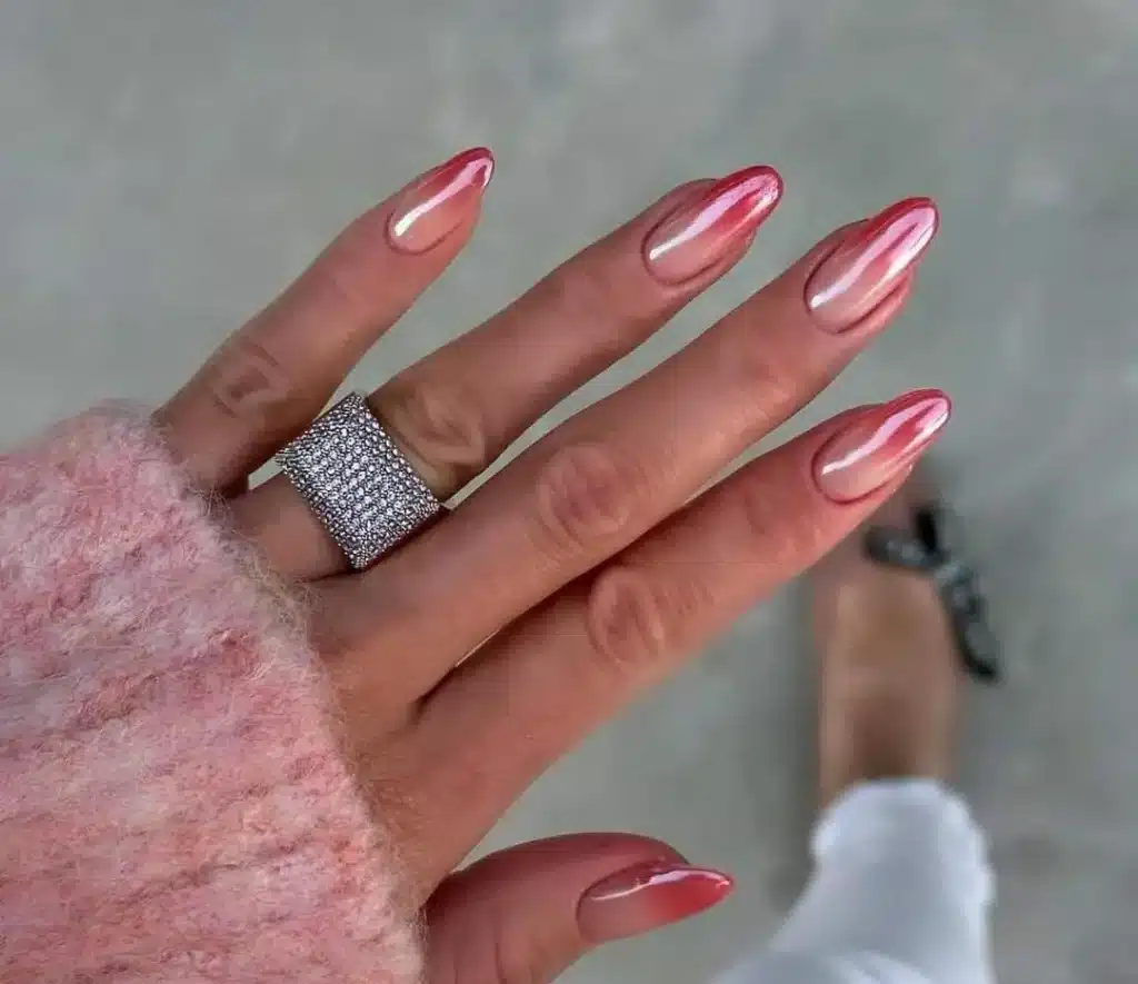 Unhas com efeito degradê perolado e detalhes em rosa, ideais para eventos noturnos