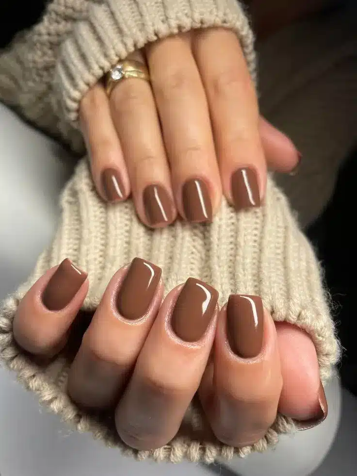 Unhas esmaltadas na cor mocha mousse com acabamento brilhoso