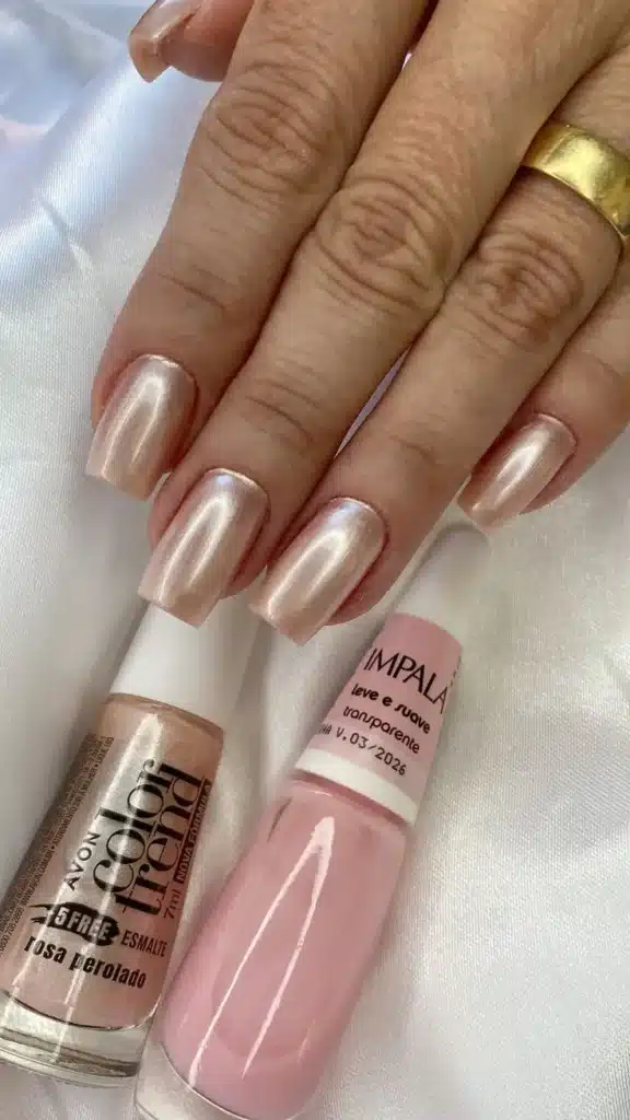 Unhas peroladas em tom rosado com acabamento luminoso