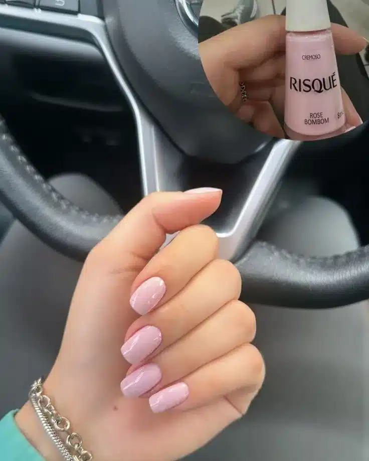 Unhas minimalistas rosa com acabamento elegante e brilho suave.