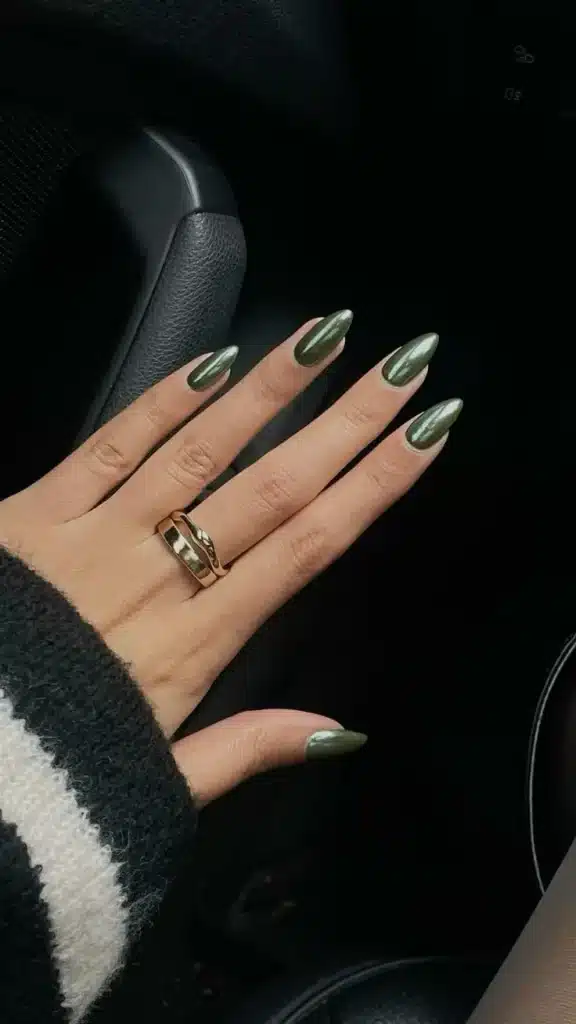 Unhas com esmalte verde oliva metalizado para um visual casual e estiloso
