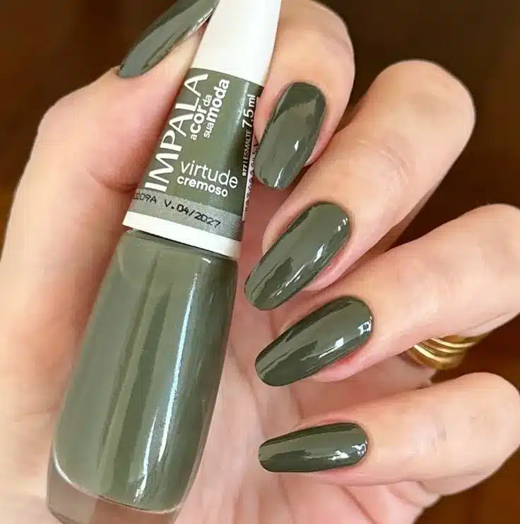 Unhas pintadas com esmalte verde oliva Impala, representando a elegância discreta e sofisticada.