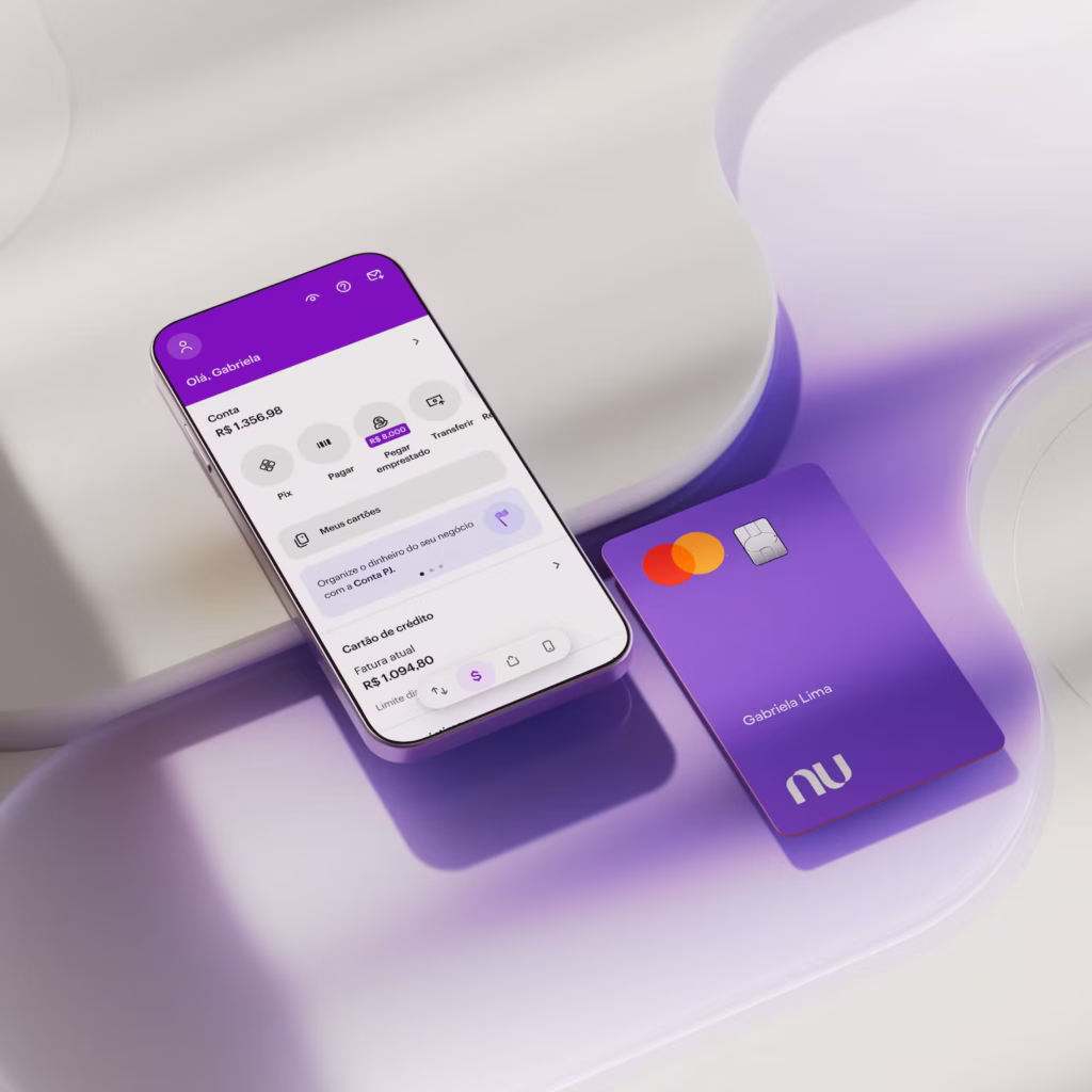 A tela de um celular com o aplicativo do Nubank e um cartão de crédito físico ao lado.