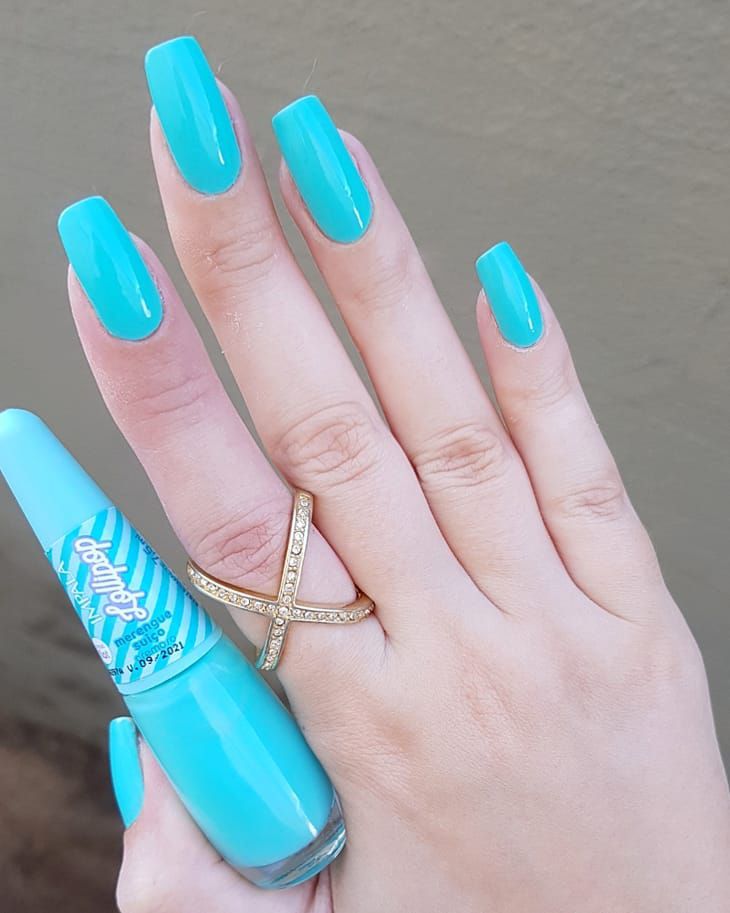 Unhas com esmalte azul turquesa, destacando a cor vibrante e a estética contemporânea.