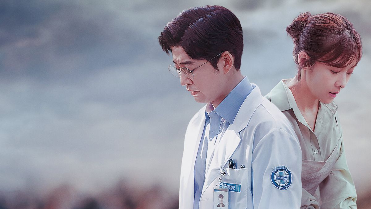 Dois médicos em primeiro plano, um homem e uma mulher, em um cenário que sugere um hospital ou clínica, representando um dorama de drama e romance.