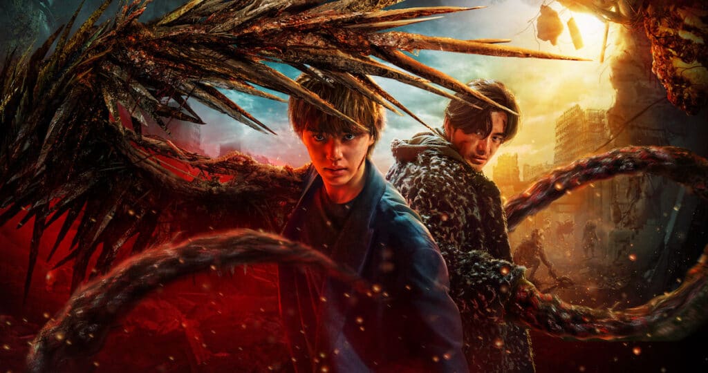 Dois homens em um ambiente de destruição e escuridão, com criaturas e tentáculos assustadores ao fundo, representando uma cena do dorama "Sweet Home".