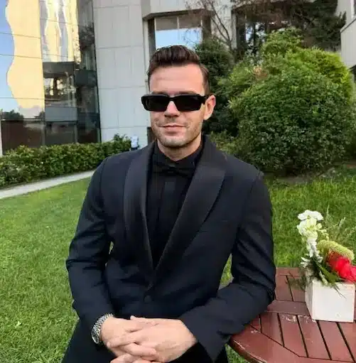 Aytaç Şaşmaz ator turco famoso por suas novelas. 