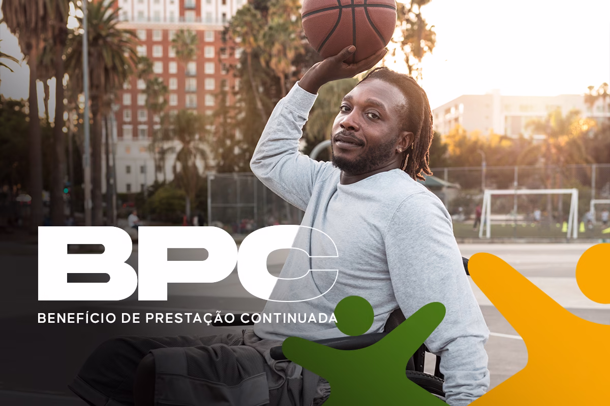Homem em cadeira de rodas jogando basquete, representando beneficiário do BPC.