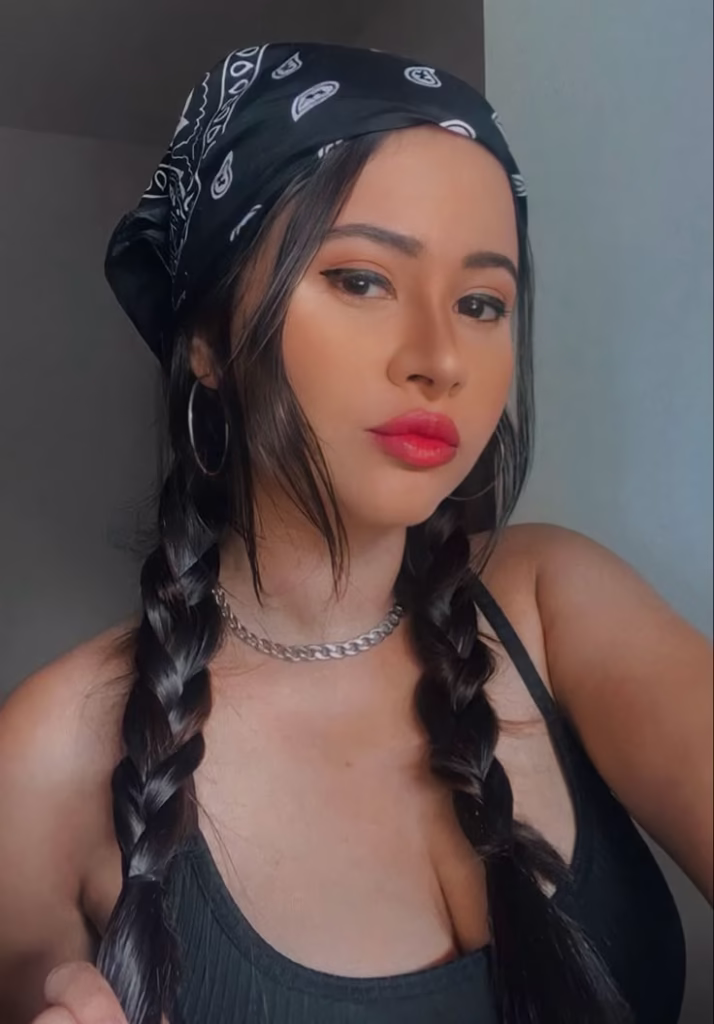Mulher com bandana preta e penteado com tranças duplas