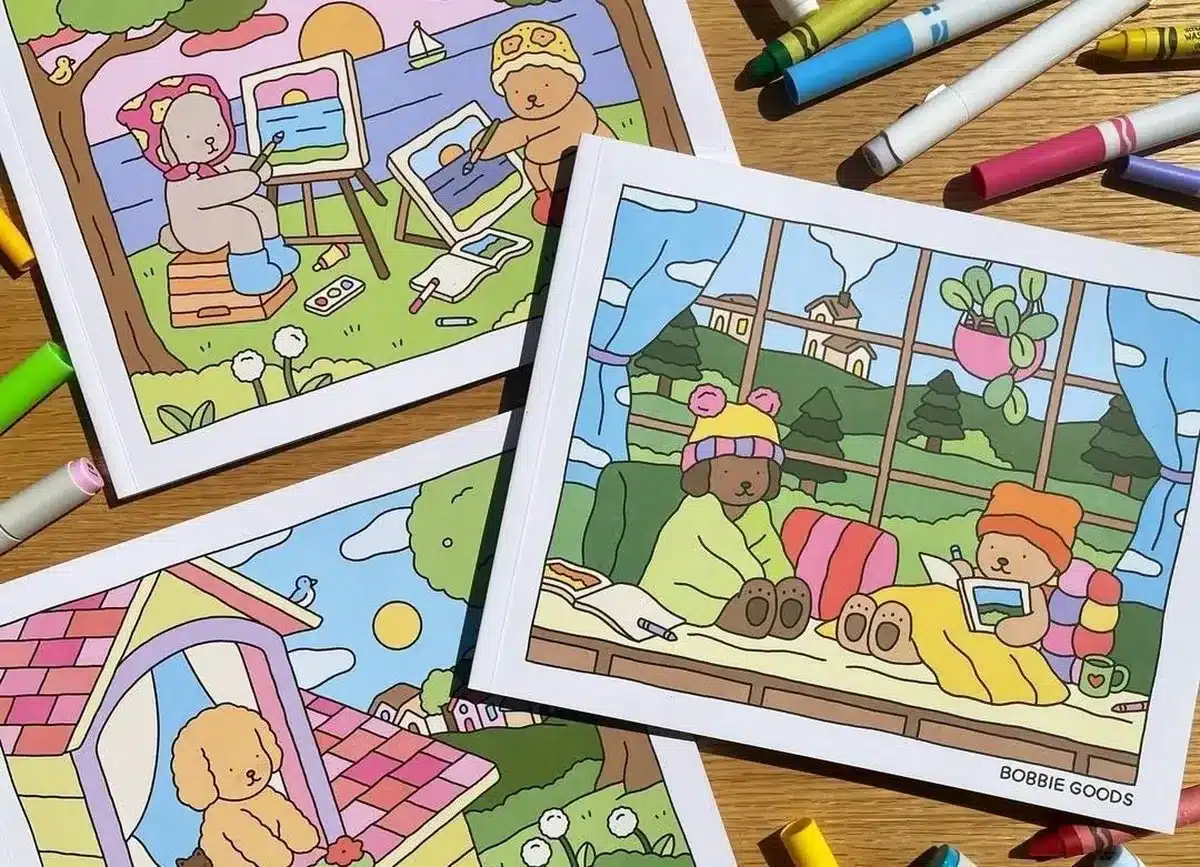 Imagem colorida de cadernos de colorir Bobbie Goods com ilustrações fofas de ursos em diferentes atividades.