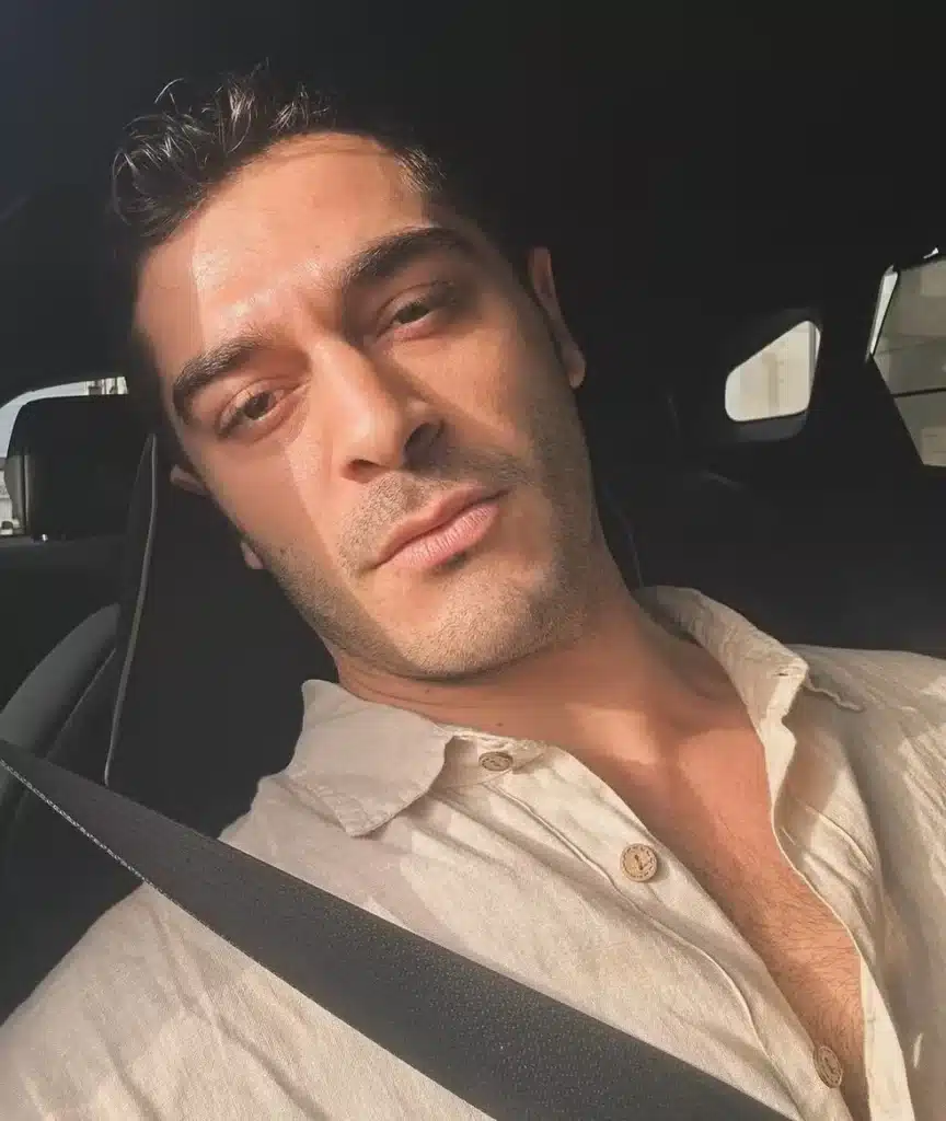 Burak Deniz, ator turco em um momento descontraído no carro