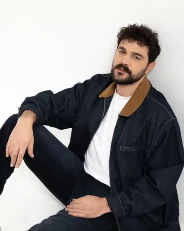Burak Sevinç, ator turco, posando em um look casual e estiloso