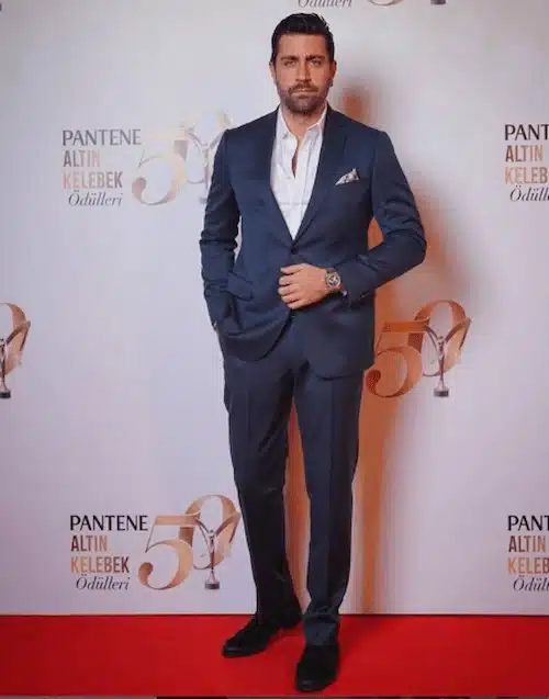 Çağlar Ertuğrul, ator turco com roupa elegante