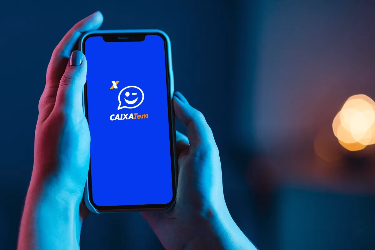 Tela do aplicativo Caixa Tem com logo em azul, indicando o processo de manutenção. A tela mostra o ícone do aplicativo com a marca Caixa Tem.