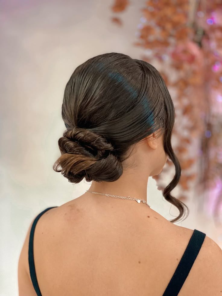 Coque baixo com mechas soltas lateralmente, ideal para festas